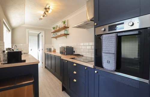 Lowestoft Cottage | FIRST LIGHT, pet friendly, with open fire in Pakefield