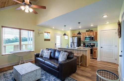 Kodak Cabin | First Love - Hot Tub, Grill & Fireplace!