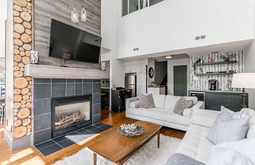The Blue Mountains Condo | First Tracks - Walk to the Village/King Bed