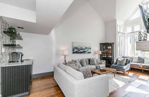 The Blue Mountains Condo | First Tracks - Walk to the Village/King Bed