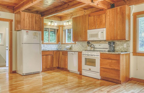 Rhododendron Cabin | Firwood Cabin - Quiet & serene romantic retreat, hot tub, Dogs Welcome