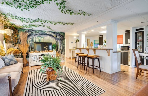 South Waterfront Park Apartment | Fish & Boat: Riverfront Apt w/Canoe in Edgewater