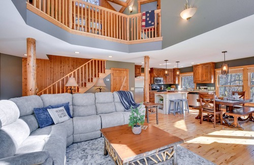 Wiley Cabin | Fish, Hike & Swim: Lake Burton Retreat w/Hot Tub!