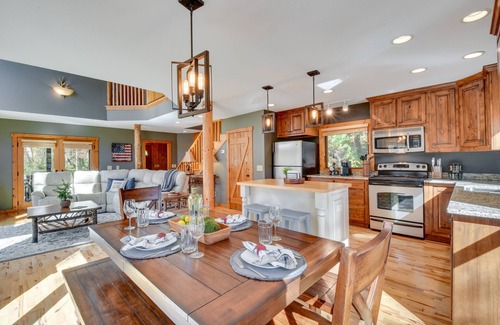 Wiley Cabin | Fish, Hike & Swim: Lake Burton Retreat w/Hot Tub!