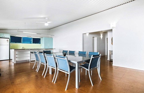 Toogoom House | Fish Tales - Absolute Waterfront Toogoom-Sleeps 12-14-Air Con-Wi-Fi-Pets