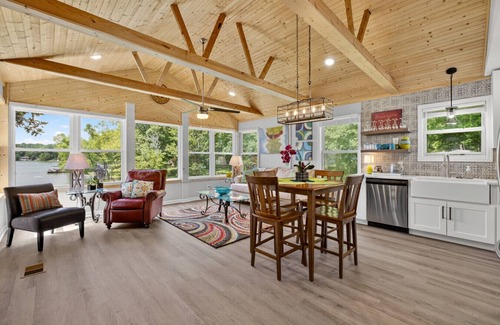 Ardmore Apartment | Fish Tales @ Lake Logan