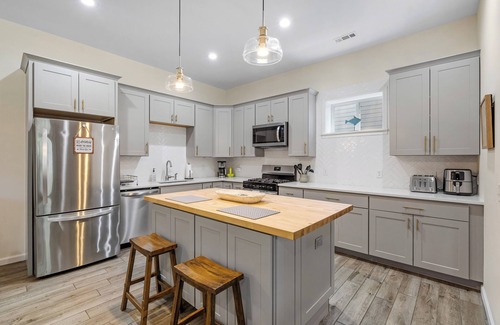 Port Royal House | Fishcamp on 14th - Renovated & Walkable in Port Royal w/Pool