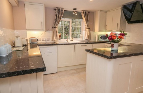 Lampeter Cottage | FISHER GRANARY, family friendly, with a garden in Lampeter