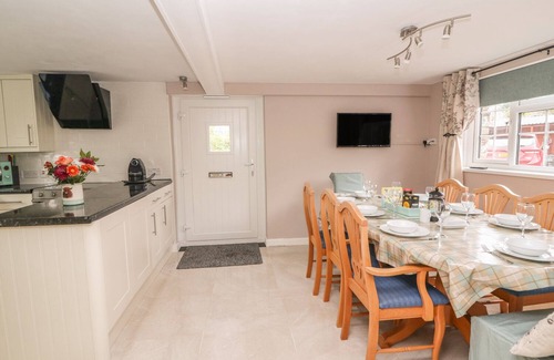 Lampeter Cottage | FISHER GRANARY, family friendly, with a garden in Lampeter