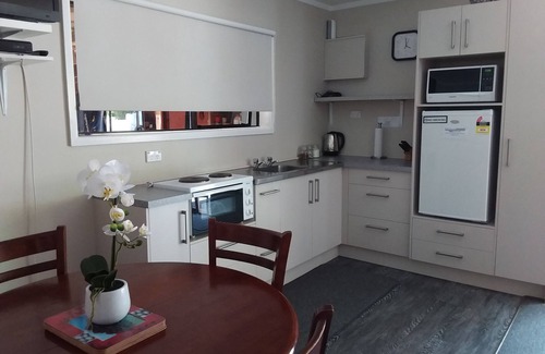 Coromandel Cottage | Fisherman/Family/Friends - Close to Beach & Township. Wi-Fi & Sky TV with Sports