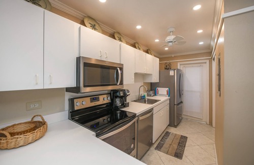Siesta Key Condo | Fisherman's Cove A113 - The Dominican - Gulf Beach front steps from Lanai