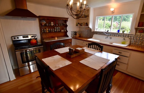 Lopez Island House | Fisherman’s Bay view 1910 Lopez Island farmhouse with beautiful views