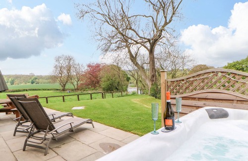 Darlington Cottage | FISHERMANS COTTAGE, with hot tub in Darlington