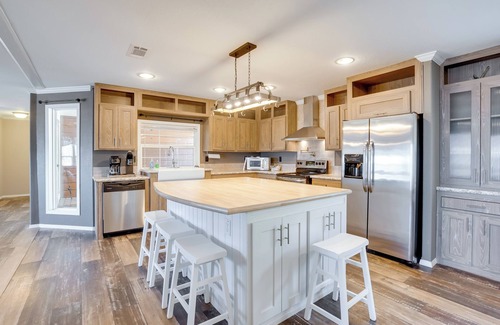 Negreet Cabin | Fisherman’s Paradise: Lake-View Home in Many!