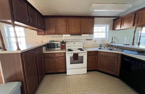 Summerton House | FISHERMEN-Nice 3-bedroom house with boat parking WiFi and AC in Summerton