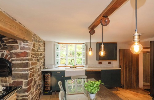Chulmleigh House | FISHERMEN'S COTTAGE, pet friendly, with hot tub in Chulmleigh