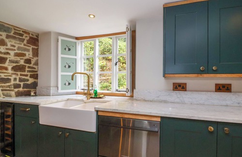 Chulmleigh House | FISHERMEN'S COTTAGE, pet friendly, with hot tub in Chulmleigh