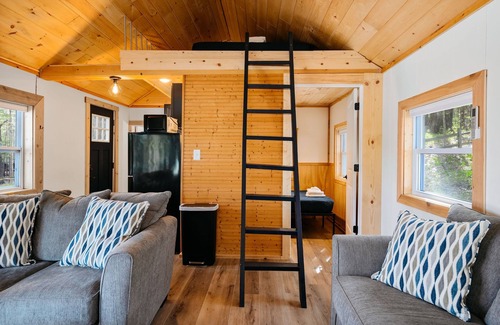 Mayfield Cottage | Fishing-Arbutus-Pontoon Rental-Family Friendly