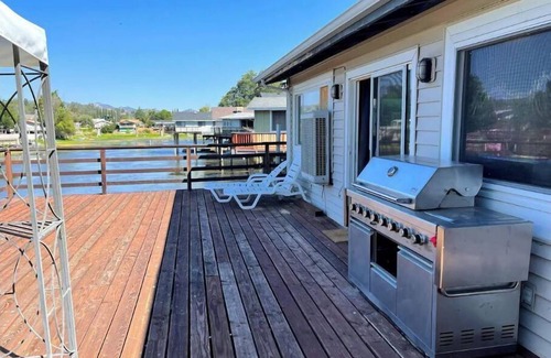 Clear Lake House | Fishing bungalow on the water w/private dock.