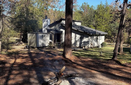 Brookeland Cabin | Fishing Camp 1-bedroom/Loft cabin in delightful Brookeland with AC, WiFi