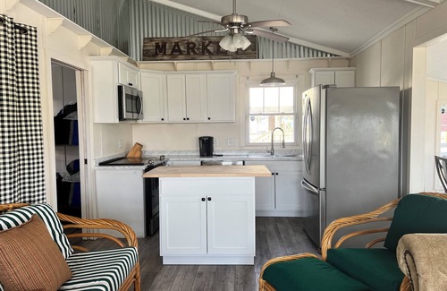 Chauvin Cabin | FISHING CAMP - Family/Pet friendly, 2B/1B sleeps 8, great location, AC, Wifi +
