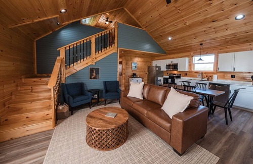 Jamestown Cabin | Fishing~HotTub~Pickleball~20 Min Lake Cumberland~Playground~Firepit