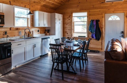 Jamestown Cabin | Fishing~HotTub~Pickleball~20 Min Lake Cumberland~Playground~Firepit