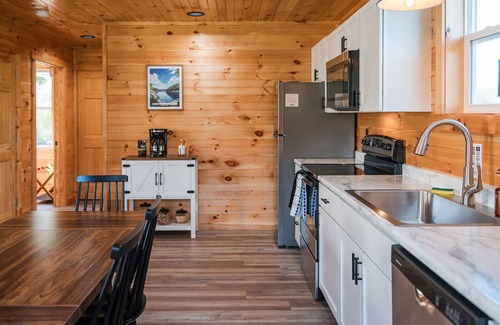 Jamestown Cabin | Fishing~HotTub~Pickleball~20 Min Lake Cumberland~Playground~Firepit