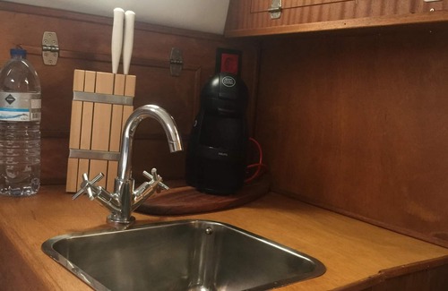 Canidelo Boat Rental | FISHING is an English boat from the 80's.