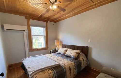 Bassett House | FISHING, KAYAKING, BOATING, PET-FRIENDLY LODGE ON SMITH RIVER