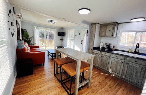 Prosperity House | Fishing Paradise. Super relaxing 2-bedroom Lakefront with AMAZING Screened porch