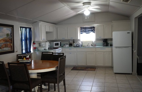 Arroyo City Cottage | FISHING THEME COTTAGE; WATERFRONT FISHING PIER!