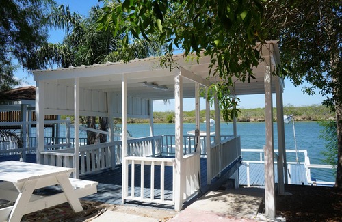 Arroyo City Cottage | FISHING THEME COTTAGE; WATERFRONT FISHING PIER!