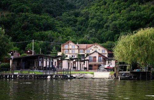Pojejena House | Fishing Trip Divici