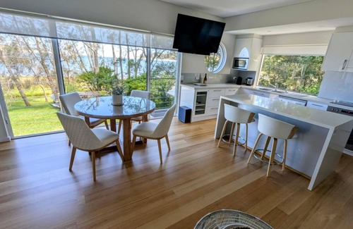 Smiths Lake House | Fishtales On the Lake - Exclusive “Couples Only” Private Waterfront Retreat.
