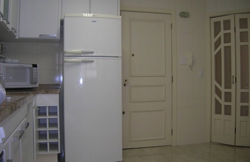 Enseada Apartment | Fit 3 bedrooms, 2 living rooms, accommodates up to 8 people and views of the sea.