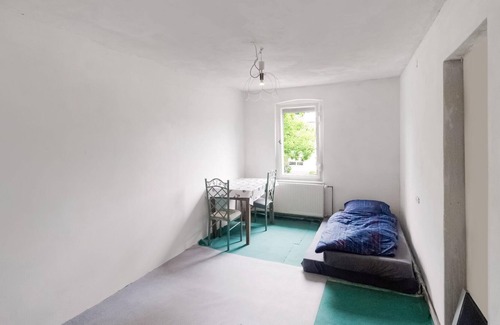 Uebigau-Wahrenbruck Apartment | Fitter's room in the south of Brandenburg in a large apartment