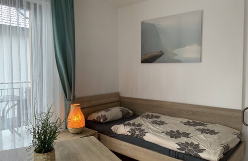 Weiterstadt Bed & Breakfast | Fitter's room with shared bathroom "Katharina 13" with balcony