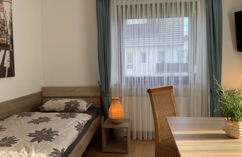 Weiterstadt Bed & Breakfast | Fitter's room with shared bathroom "Katharina 13" with balcony