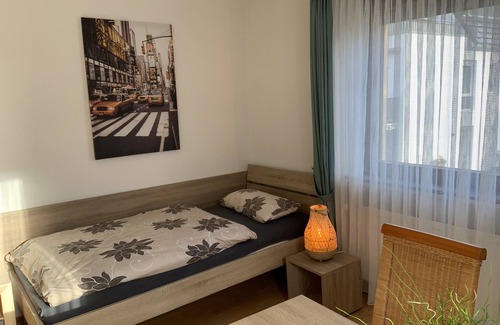 Weiterstadt Bed & Breakfast | Fitter's room with shared bathroom "Katharina 13" with balcony
