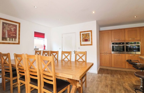Chesterfield House | FIVE ACRES, pet friendly, with hot tub in Chesterfield