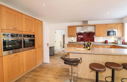 Chesterfield House | FIVE ACRES, pet friendly, with hot tub in Chesterfield
