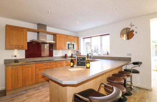 Chesterfield House | FIVE ACRES, pet friendly, with hot tub in Chesterfield