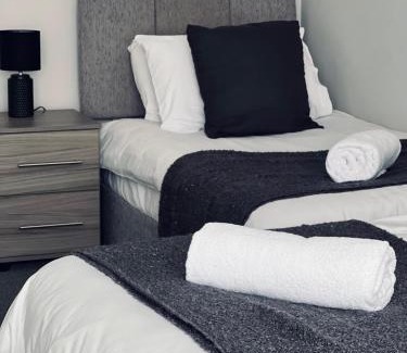 Dalkeith House | Five Bedroom Five Bathroom House - Dalkeith