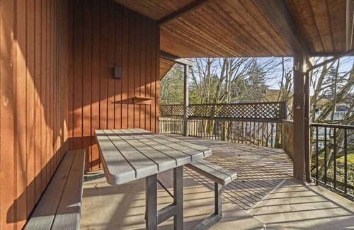Upper Ten Oaks Cottage | Five Bedroom Oasis with View of Abbotsford Valley