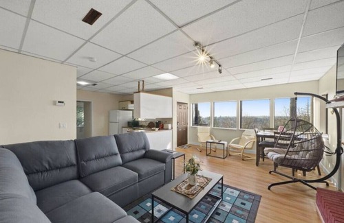 Lower Sumas Mountain House | Five Bedroom Oasis with View of Abbottsford Valley
