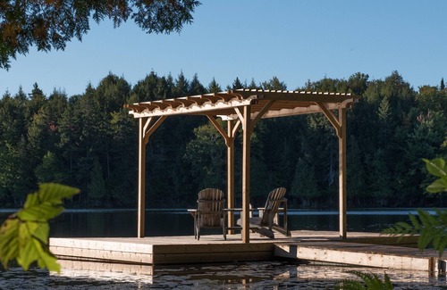 Villa des Bois Ski Chalet | Five Bedroom Waterfront Chalet