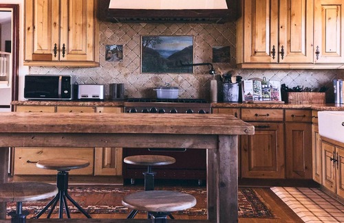 Malibu Cabin | FIVE MINUTES TO CALAMIGOS RANCH AND CEILO FARMS MOUNTAIN AND OCEAN VIEWS