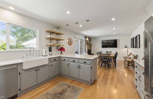 Forestville House | Five Oaks ~ Family Ranch House with Pool. Walk to Town