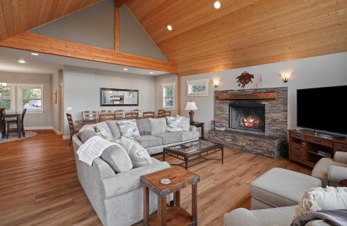 Westbrook Meadows House | Five Peaks Home with Soaking Tub